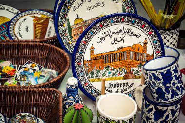 Hebron, Batı Şeria, 9 Şubat 2026 Geleneksel El Sanatları ve Hediyelik Eşyalar Eski El Hali 'ndeki bir dükkanda sergilendi. İbrahim 'in tarihi şehrindeki yerel kültür ve dayanıklılığa bir göz atalım..