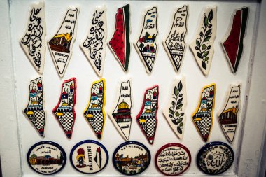 Hebron, Batı Şeria, 9 Şubat 2026 Geleneksel El Sanatları ve Hediyelik Eşyalar Eski El Hali 'ndeki bir dükkanda sergilendi. İbrahim 'in tarihi şehrindeki yerel kültür ve dayanıklılığa bir göz atalım..