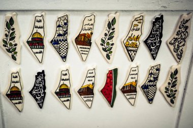 Hebron, Batı Şeria, 9 Şubat 2026 Geleneksel El Sanatları ve Hediyelik Eşyalar Eski El Hali 'ndeki bir dükkanda sergilendi. İbrahim 'in tarihi şehrindeki yerel kültür ve dayanıklılığa bir göz atalım..