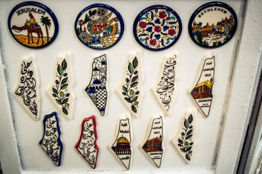 Hebron, Batı Şeria, 9 Şubat 2026 Geleneksel El Sanatları ve Hediyelik Eşyalar Eski El Hali 'ndeki bir dükkanda sergilendi. İbrahim 'in tarihi şehrindeki yerel kültür ve dayanıklılığa bir göz atalım..