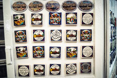 Hebron, Batı Şeria, 9 Şubat 2026 Geleneksel El Sanatları ve Hediyelik Eşyalar Eski El Hali 'ndeki bir dükkanda sergilendi. İbrahim 'in tarihi şehrindeki yerel kültür ve dayanıklılığa bir göz atalım..