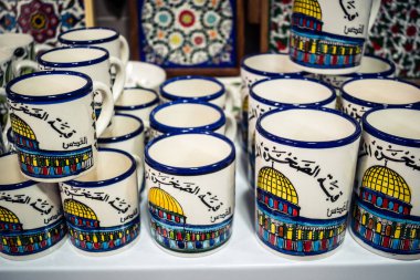 Hebron, Batı Şeria, 9 Şubat 2026 Geleneksel El Sanatları ve Hediyelik Eşyalar Eski El Hali 'ndeki bir dükkanda sergilendi. İbrahim 'in tarihi şehrindeki yerel kültür ve dayanıklılığa bir göz atalım..