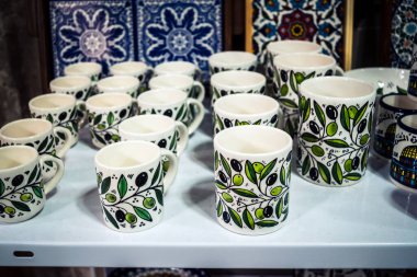 Hebron, Batı Şeria, 9 Şubat 2026 Geleneksel El Sanatları ve Hediyelik Eşyalar Eski El Hali 'ndeki bir dükkanda sergilendi. İbrahim 'in tarihi şehrindeki yerel kültür ve dayanıklılığa bir göz atalım..