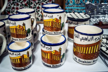 Hebron, Batı Şeria, 9 Şubat 2026 Geleneksel El Sanatları ve Hediyelik Eşyalar Eski El Hali 'ndeki bir dükkanda sergilendi. İbrahim 'in tarihi şehrindeki yerel kültür ve dayanıklılığa bir göz atalım..