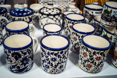 Hebron, Batı Şeria, 9 Şubat 2026 Geleneksel El Sanatları ve Hediyelik Eşyalar Eski El Hali 'ndeki bir dükkanda sergilendi. İbrahim 'in tarihi şehrindeki yerel kültür ve dayanıklılığa bir göz atalım..