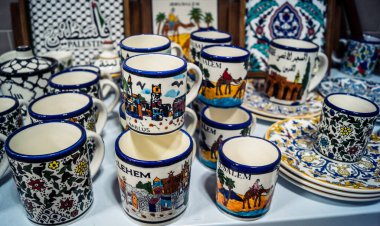 Hebron, Batı Şeria, 9 Şubat 2026 Geleneksel El Sanatları ve Hediyelik Eşyalar Eski El Hali 'ndeki bir dükkanda sergilendi. İbrahim 'in tarihi şehrindeki yerel kültür ve dayanıklılığa bir göz atalım..