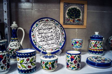 Hebron, Batı Şeria, 9 Şubat 2026 Geleneksel El Sanatları ve Hediyelik Eşyalar Eski El Hali 'ndeki bir dükkanda sergilendi. İbrahim 'in tarihi şehrindeki yerel kültür ve dayanıklılığa bir göz atalım..