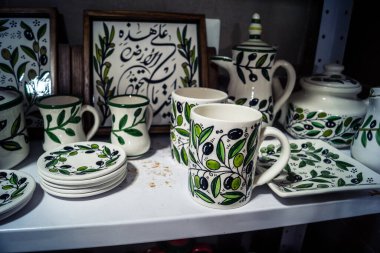 Hebron, Batı Şeria, 9 Şubat 2026 Geleneksel El Sanatları ve Hediyelik Eşyalar Eski El Hali 'ndeki bir dükkanda sergilendi. İbrahim 'in tarihi şehrindeki yerel kültür ve dayanıklılığa bir göz atalım..