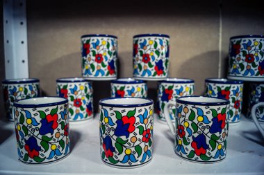 Hebron, Batı Şeria, 9 Şubat 2026 Geleneksel El Sanatları ve Hediyelik Eşyalar Eski El Hali 'ndeki bir dükkanda sergilendi. İbrahim 'in tarihi şehrindeki yerel kültür ve dayanıklılığa bir göz atalım..