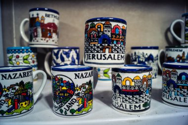 Hebron, Batı Şeria, 9 Şubat 2026 Geleneksel El Sanatları ve Hediyelik Eşyalar Eski El Hali 'ndeki bir dükkanda sergilendi. İbrahim 'in tarihi şehrindeki yerel kültür ve dayanıklılığa bir göz atalım..