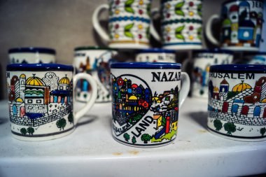 Hebron, Batı Şeria, 9 Şubat 2026 Geleneksel El Sanatları ve Hediyelik Eşyalar Eski El Hali 'ndeki bir dükkanda sergilendi. İbrahim 'in tarihi şehrindeki yerel kültür ve dayanıklılığa bir göz atalım..