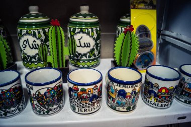 Hebron, Batı Şeria, 9 Şubat 2026 Geleneksel El Sanatları ve Hediyelik Eşyalar Eski El Hali 'ndeki bir dükkanda sergilendi. İbrahim 'in tarihi şehrindeki yerel kültür ve dayanıklılığa bir göz atalım..