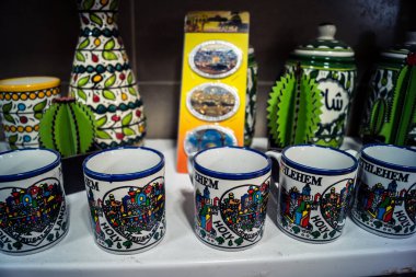 Hebron, Batı Şeria, 9 Şubat 2026 Geleneksel El Sanatları ve Hediyelik Eşyalar Eski El Hali 'ndeki bir dükkanda sergilendi. İbrahim 'in tarihi şehrindeki yerel kültür ve dayanıklılığa bir göz atalım..