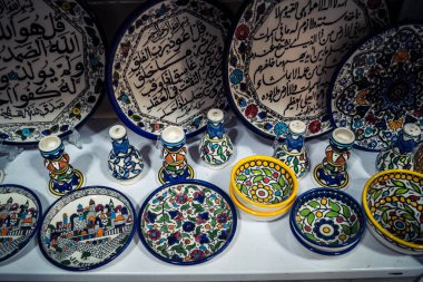 Hebron, Batı Şeria, 9 Şubat 2026 Geleneksel El Sanatları ve Hediyelik Eşyalar Eski El Hali 'ndeki bir dükkanda sergilendi. İbrahim 'in tarihi şehrindeki yerel kültür ve dayanıklılığa bir göz atalım..