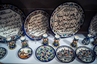 Hebron, Batı Şeria, 9 Şubat 2026 Geleneksel El Sanatları ve Hediyelik Eşyalar Eski El Hali 'ndeki bir dükkanda sergilendi. İbrahim 'in tarihi şehrindeki yerel kültür ve dayanıklılığa bir göz atalım..