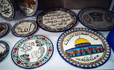 Hebron, Batı Şeria, 9 Şubat 2026 Geleneksel El Sanatları ve Hediyelik Eşyalar Eski El Hali 'ndeki bir dükkanda sergilendi. İbrahim 'in tarihi şehrindeki yerel kültür ve dayanıklılığa bir göz atalım..