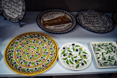 Hebron, Batı Şeria, 9 Şubat 2026 Geleneksel El Sanatları ve Hediyelik Eşyalar Eski El Hali 'ndeki bir dükkanda sergilendi. İbrahim 'in tarihi şehrindeki yerel kültür ve dayanıklılığa bir göz atalım..