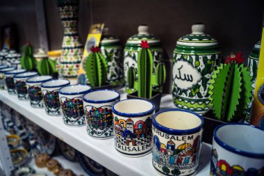 Hebron, Batı Şeria, 9 Şubat 2026 Geleneksel El Sanatları ve Hediyelik Eşyalar Eski El Hali 'ndeki bir dükkanda sergilendi. İbrahim 'in tarihi şehrindeki yerel kültür ve dayanıklılığa bir göz atalım..