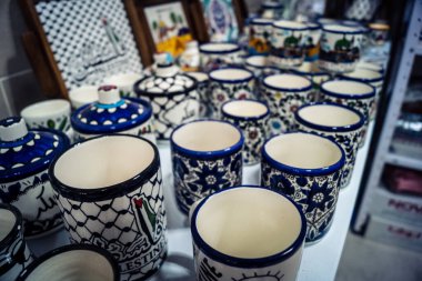 Hebron, Batı Şeria, 9 Şubat 2026 Geleneksel El Sanatları ve Hediyelik Eşyalar Eski El Hali 'ndeki bir dükkanda sergilendi. İbrahim 'in tarihi şehrindeki yerel kültür ve dayanıklılığa bir göz atalım..