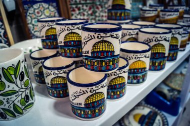 Hebron, Batı Şeria, 9 Şubat 2026 Geleneksel El Sanatları ve Hediyelik Eşyalar Eski El Hali 'ndeki bir dükkanda sergilendi. İbrahim 'in tarihi şehrindeki yerel kültür ve dayanıklılığa bir göz atalım..