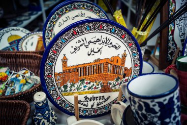 Hebron, Batı Şeria, 9 Şubat 2026 Geleneksel El Sanatları ve Hediyelik Eşyalar Eski El Hali 'ndeki bir dükkanda sergilendi. İbrahim 'in tarihi şehrindeki yerel kültür ve dayanıklılığa bir göz atalım..