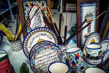 Hebron, Batı Şeria, 9 Şubat 2026 Geleneksel El Sanatları ve Hediyelik Eşyalar Eski El Hali 'ndeki bir dükkanda sergilendi. İbrahim 'in tarihi şehrindeki yerel kültür ve dayanıklılığa bir göz atalım..