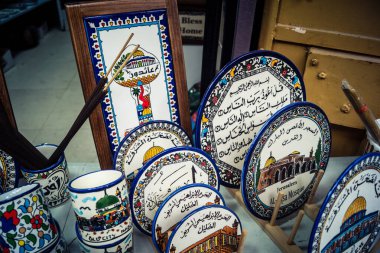 Hebron, Batı Şeria, 9 Şubat 2026 Geleneksel El Sanatları ve Hediyelik Eşyalar Eski El Hali 'ndeki bir dükkanda sergilendi. İbrahim 'in tarihi şehrindeki yerel kültür ve dayanıklılığa bir göz atalım..