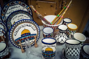 Hebron, Batı Şeria, 9 Şubat 2026 Geleneksel El Sanatları ve Hediyelik Eşyalar Eski El Hali 'ndeki bir dükkanda sergilendi. İbrahim 'in tarihi şehrindeki yerel kültür ve dayanıklılığa bir göz atalım..