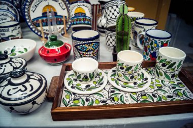 Hebron, Batı Şeria, 9 Şubat 2026 Geleneksel El Sanatları ve Hediyelik Eşyalar Eski El Hali 'ndeki bir dükkanda sergilendi. İbrahim 'in tarihi şehrindeki yerel kültür ve dayanıklılığa bir göz atalım..