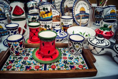 Hebron, Batı Şeria, 9 Şubat 2026 Geleneksel El Sanatları ve Hediyelik Eşyalar Eski El Hali 'ndeki bir dükkanda sergilendi. İbrahim 'in tarihi şehrindeki yerel kültür ve dayanıklılığa bir göz atalım..