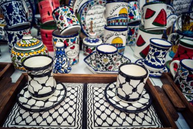 Hebron, Batı Şeria, 9 Şubat 2026 Geleneksel El Sanatları ve Hediyelik Eşyalar Eski El Hali 'ndeki bir dükkanda sergilendi. İbrahim 'in tarihi şehrindeki yerel kültür ve dayanıklılığa bir göz atalım..