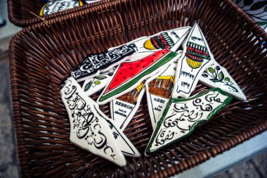 Hebron, Batı Şeria, 9 Şubat 2026 Geleneksel El Sanatları ve Hediyelik Eşyalar Eski El Hali 'ndeki bir dükkanda sergilendi. İbrahim 'in tarihi şehrindeki yerel kültür ve dayanıklılığa bir göz atalım..