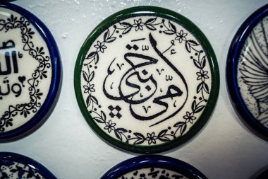 Hebron, Batı Şeria, 9 Şubat 2026 Geleneksel El Sanatları ve Hediyelik Eşyalar Eski El Hali 'ndeki bir dükkanda sergilendi. İbrahim 'in tarihi şehrindeki yerel kültür ve dayanıklılığa bir göz atalım..