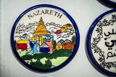 Hebron, Batı Şeria, 9 Şubat 2026 Geleneksel El Sanatları ve Hediyelik Eşyalar Eski El Hali 'ndeki bir dükkanda sergilendi. İbrahim 'in tarihi şehrindeki yerel kültür ve dayanıklılığa bir göz atalım..