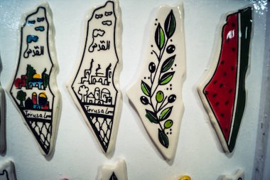 Hebron, Batı Şeria, 9 Şubat 2026 Geleneksel El Sanatları ve Hediyelik Eşyalar Eski El Hali 'ndeki bir dükkanda sergilendi. İbrahim 'in tarihi şehrindeki yerel kültür ve dayanıklılığa bir göz atalım..