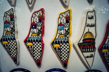 Hebron, Batı Şeria, 9 Şubat 2026 Geleneksel El Sanatları ve Hediyelik Eşyalar Eski El Hali 'ndeki bir dükkanda sergilendi. İbrahim 'in tarihi şehrindeki yerel kültür ve dayanıklılığa bir göz atalım..