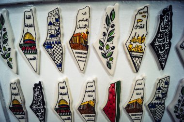 Hebron, Batı Şeria, 9 Şubat 2026 Geleneksel El Sanatları ve Hediyelik Eşyalar Eski El Hali 'ndeki bir dükkanda sergilendi. İbrahim 'in tarihi şehrindeki yerel kültür ve dayanıklılığa bir göz atalım..