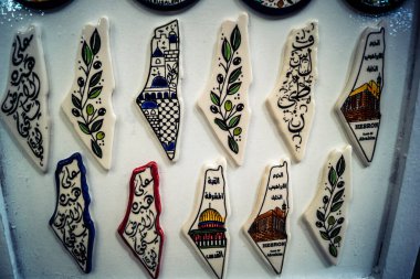 Hebron, Batı Şeria, 9 Şubat 2026 Geleneksel El Sanatları ve Hediyelik Eşyalar Eski El Hali 'ndeki bir dükkanda sergilendi. İbrahim 'in tarihi şehrindeki yerel kültür ve dayanıklılığa bir göz atalım..