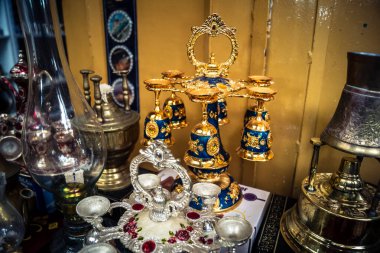 Hebron, Batı Şeria, 9 Şubat 2026 Geleneksel El Sanatları ve Hediyelik Eşyalar Eski El Hali 'ndeki bir dükkanda sergilendi. İbrahim 'in tarihi şehrindeki yerel kültür ve dayanıklılığa bir göz atalım..