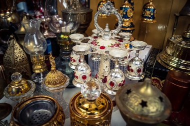 Hebron, Batı Şeria, 9 Şubat 2026 Geleneksel El Sanatları ve Hediyelik Eşyalar Eski El Hali 'ndeki bir dükkanda sergilendi. İbrahim 'in tarihi şehrindeki yerel kültür ve dayanıklılığa bir göz atalım..