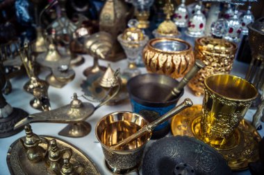 Hebron, Batı Şeria, 9 Şubat 2026 Geleneksel El Sanatları ve Hediyelik Eşyalar Eski El Hali 'ndeki bir dükkanda sergilendi. İbrahim 'in tarihi şehrindeki yerel kültür ve dayanıklılığa bir göz atalım..