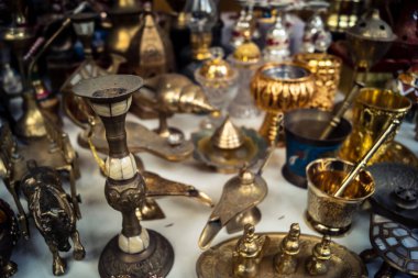 Hebron, Batı Şeria, 9 Şubat 2026 Geleneksel El Sanatları ve Hediyelik Eşyalar Eski El Hali 'ndeki bir dükkanda sergilendi. İbrahim 'in tarihi şehrindeki yerel kültür ve dayanıklılığa bir göz atalım..