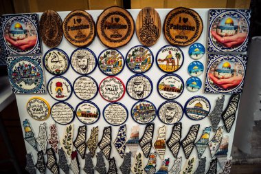 Hebron, Batı Şeria, 9 Şubat 2026 Geleneksel El Sanatları ve Hediyelik Eşyalar Eski El Hali 'ndeki bir dükkanda sergilendi. İbrahim 'in tarihi şehrindeki yerel kültür ve dayanıklılığa bir göz atalım..