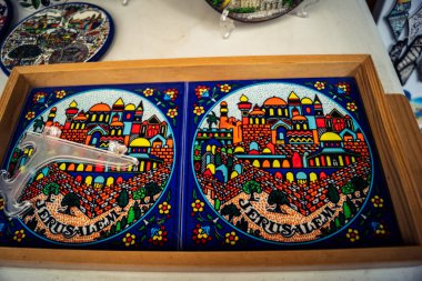 Hebron, Batı Şeria, 9 Şubat 2026 Geleneksel El Sanatları ve Hediyelik Eşyalar Eski El Hali 'ndeki bir dükkanda sergilendi. İbrahim 'in tarihi şehrindeki yerel kültür ve dayanıklılığa bir göz atalım..