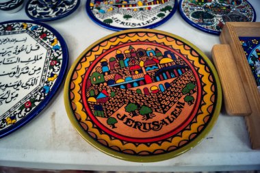 Hebron, Batı Şeria, 9 Şubat 2026 Geleneksel El Sanatları ve Hediyelik Eşyalar Eski El Hali 'ndeki bir dükkanda sergilendi. İbrahim 'in tarihi şehrindeki yerel kültür ve dayanıklılığa bir göz atalım..