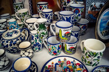 Hebron, Batı Şeria, 9 Şubat 2026 Geleneksel El Sanatları ve Hediyelik Eşyalar Eski El Hali 'ndeki bir dükkanda sergilendi. İbrahim 'in tarihi şehrindeki yerel kültür ve dayanıklılığa bir göz atalım..