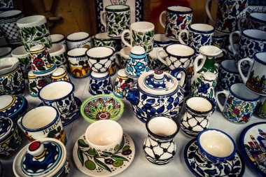 Hebron, Batı Şeria, 9 Şubat 2026 Geleneksel El Sanatları ve Hediyelik Eşyalar Eski El Hali 'ndeki bir dükkanda sergilendi. İbrahim 'in tarihi şehrindeki yerel kültür ve dayanıklılığa bir göz atalım..