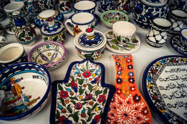 Hebron, Batı Şeria, 9 Şubat 2026 Geleneksel El Sanatları ve Hediyelik Eşyalar Eski El Hali 'ndeki bir dükkanda sergilendi. İbrahim 'in tarihi şehrindeki yerel kültür ve dayanıklılığa bir göz atalım..