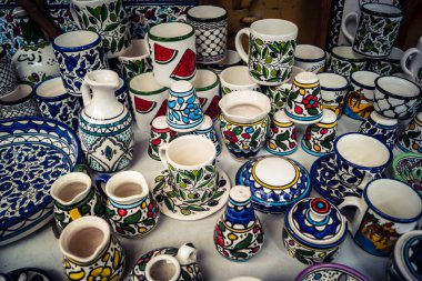 Hebron, Batı Şeria, 9 Şubat 2026 Geleneksel El Sanatları ve Hediyelik Eşyalar Eski El Hali 'ndeki bir dükkanda sergilendi. İbrahim 'in tarihi şehrindeki yerel kültür ve dayanıklılığa bir göz atalım..