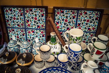 Hebron, Batı Şeria, 9 Şubat 2026 Geleneksel El Sanatları ve Hediyelik Eşyalar Eski El Hali 'ndeki bir dükkanda sergilendi. İbrahim 'in tarihi şehrindeki yerel kültür ve dayanıklılığa bir göz atalım..